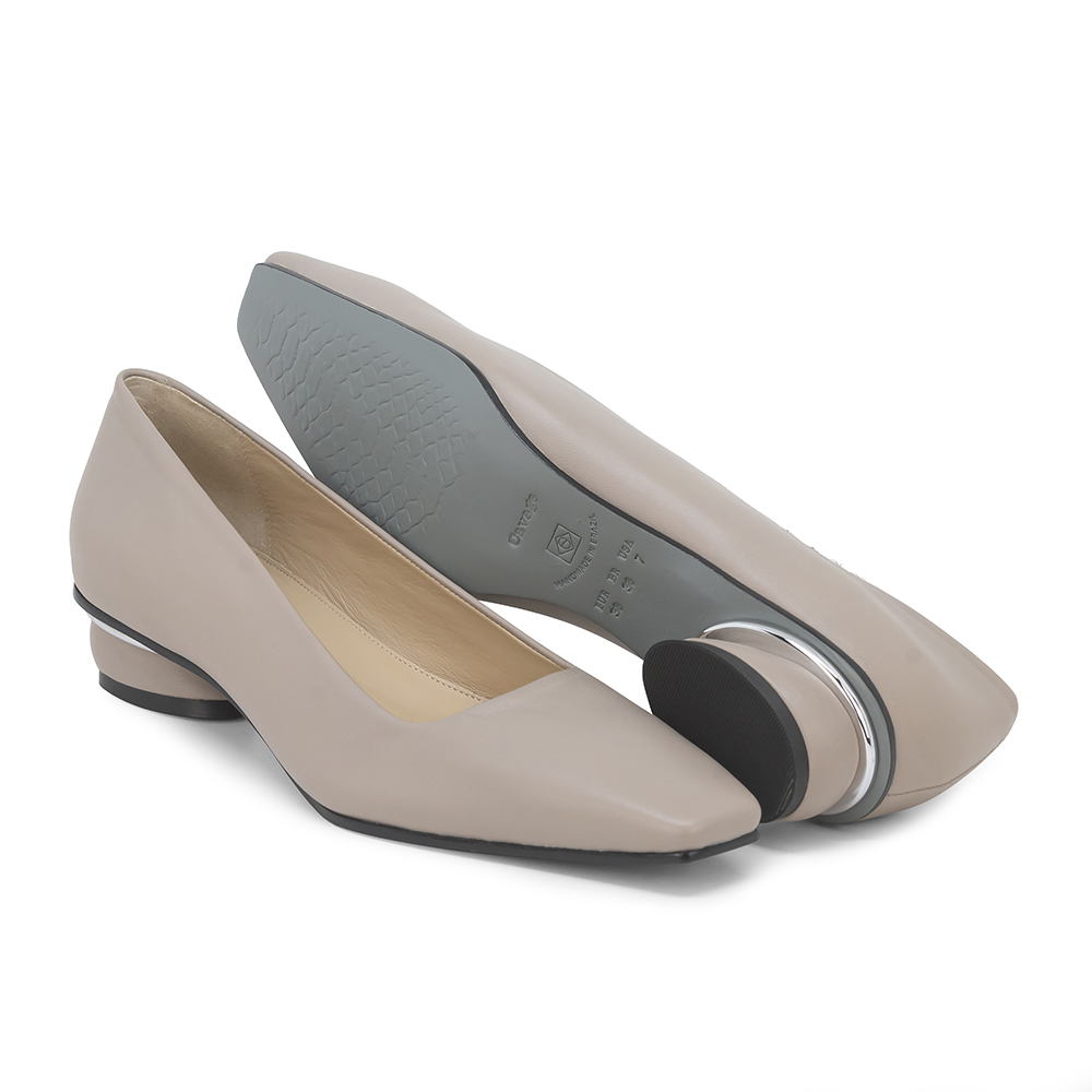 scarpin feminino, scarpin couro, scarpin cinza, taupe, bico quadrado, salto baixo, traseiro fechado